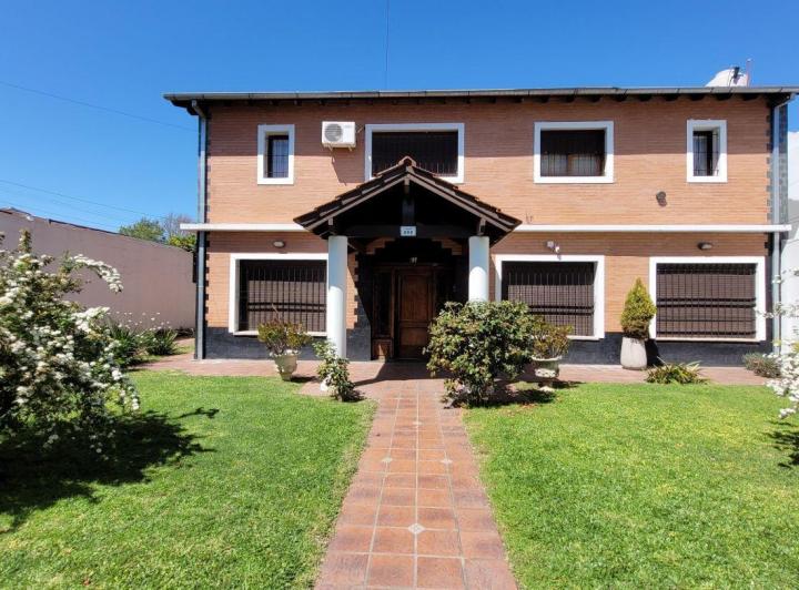 Casa · 332m² · 7 Ambientes · 2 Cocheras