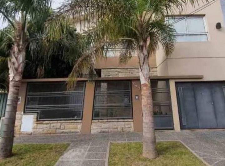 Casa · 225m² · 6 Ambientes · 2 Cocheras