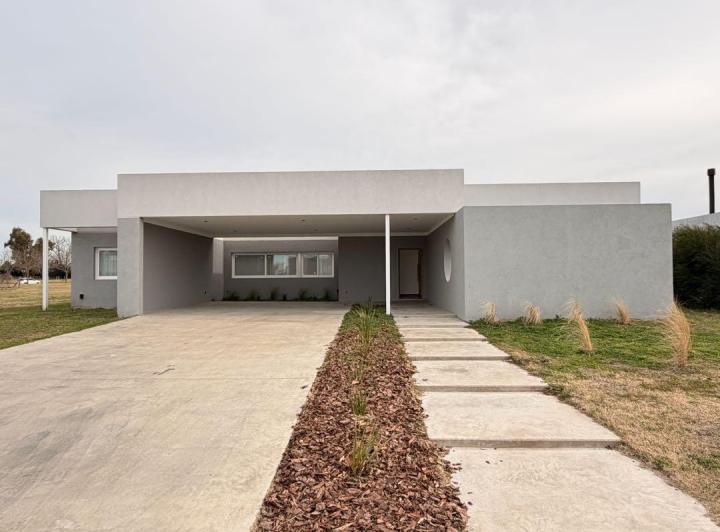 Casa · 233m² · 3 Dormitorios · 2 Cocheras