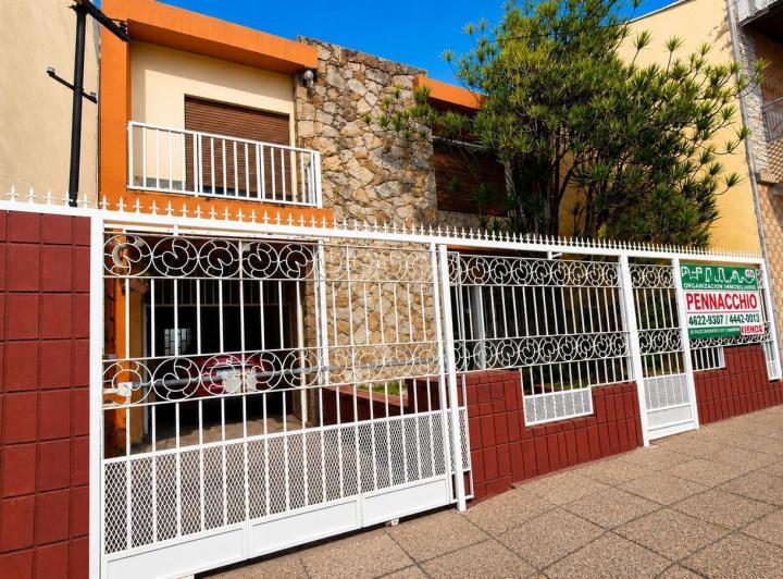 Casa · 220m² · 5 Ambientes · 2 Cocheras