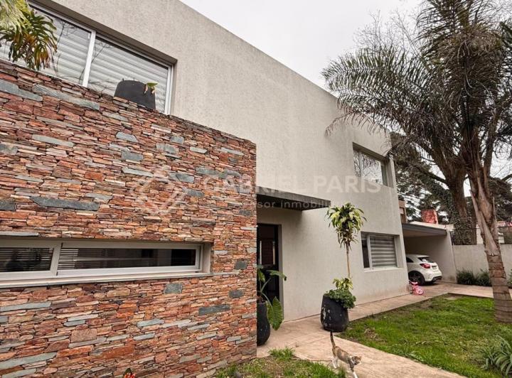Casa · 200m² · 4 Ambientes · 3 Cocheras