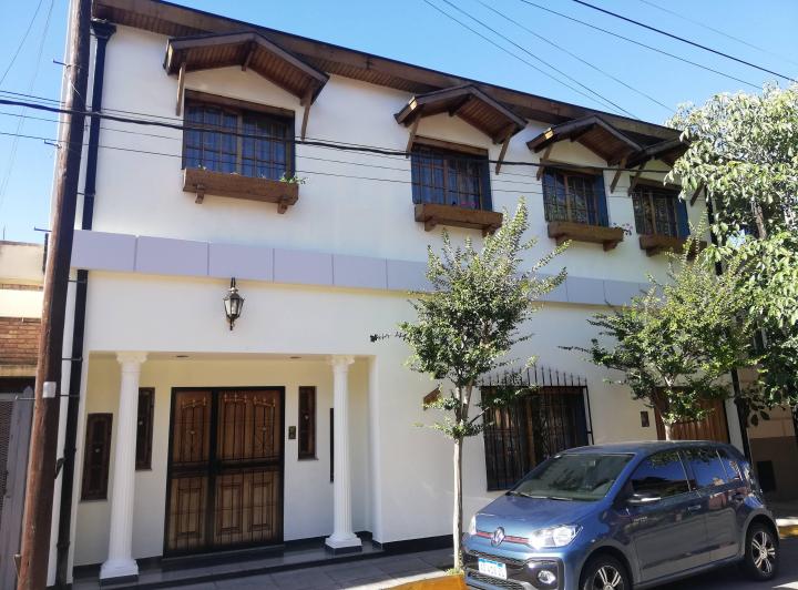 Casa · 240m² · 4 Ambientes · 2 Cocheras