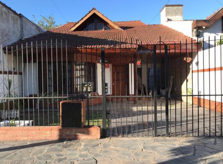 Casa · 220m² · 4 Ambientes · 1 Cochera