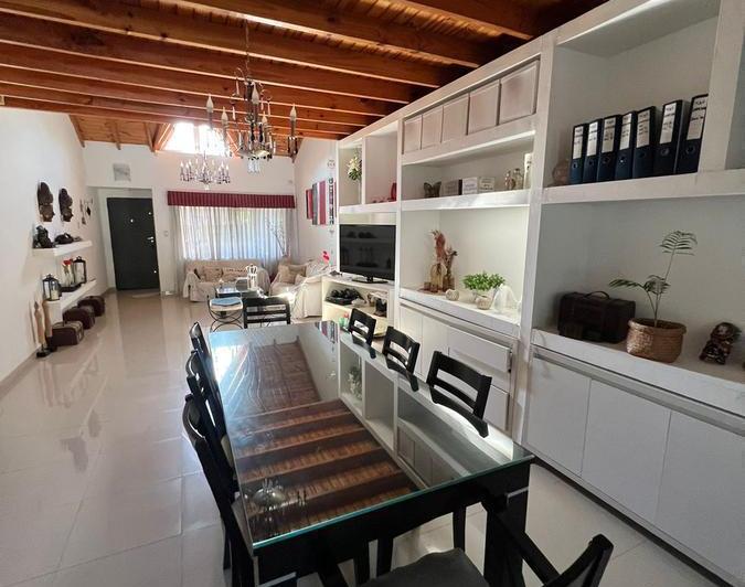 Casa · 215m² · 5 Ambientes · 2 Cocheras
