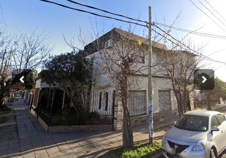Casa · 230m² · 8 Ambientes · 1 Cochera