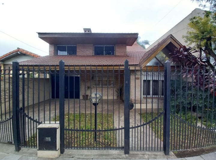 Casa · 250m² · 7 Ambientes · 2 Cocheras