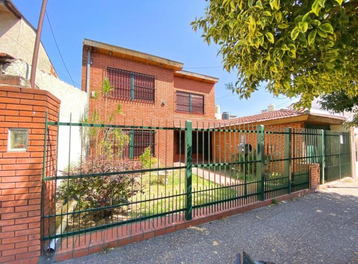 Casa · 240m² · 4 Ambientes · 1 Cochera