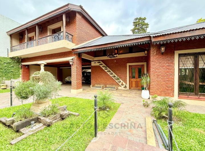 Casa · 250m² · 5 Ambientes · 6 Cocheras