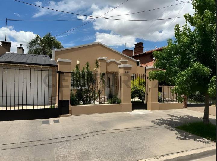 Casa · 180m² · 4 Ambientes · 2 Cocheras