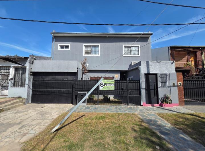 Casa · 300m² · 6 Ambientes · 2 Cocheras