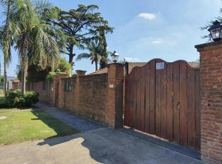 Casa · 300m² · 5 Ambientes · 1 Cochera