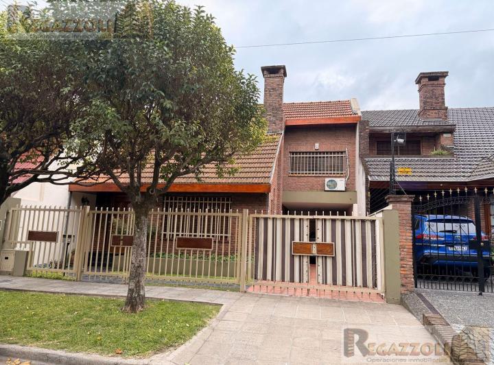 Casa · 150m² · 4 Ambientes · 3 Cocheras