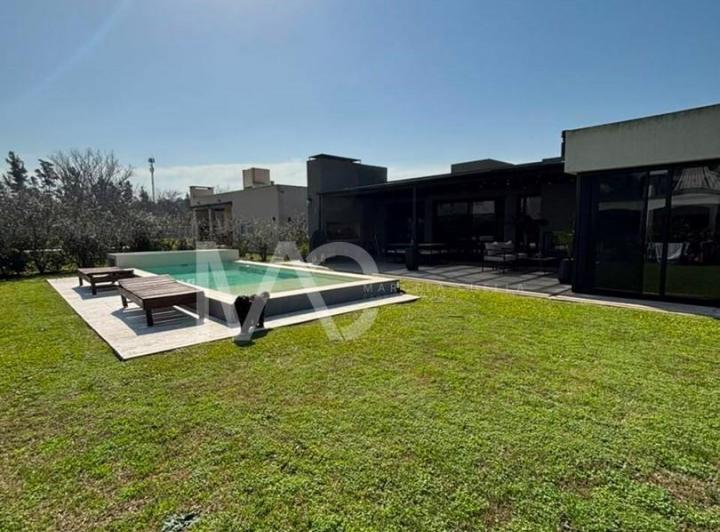 Casa · 195m² · 4 Ambientes · 3 Cocheras
