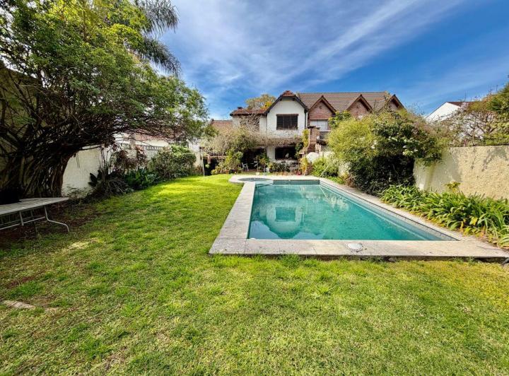 Casa · 214m² · 5 Ambientes · 2 Cocheras
