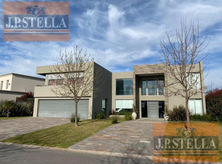 Casa · 585m² · 5 Ambientes · 3 Cocheras