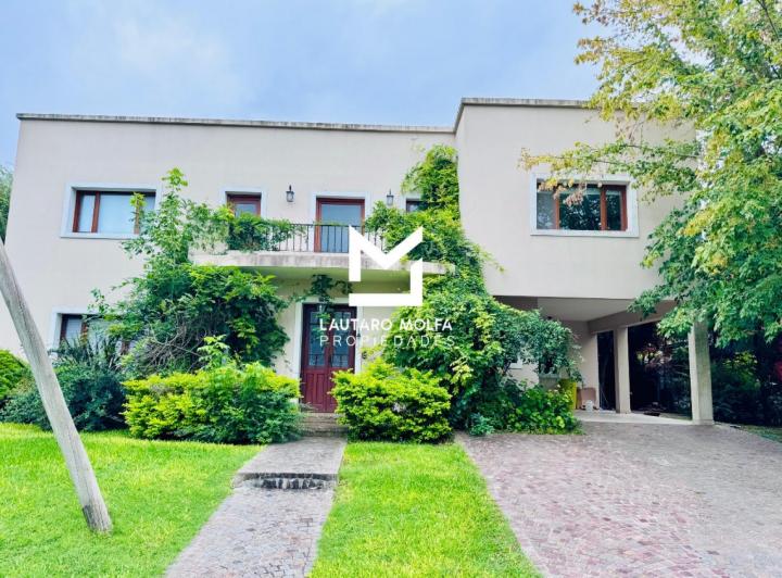 Casa · 595m² · 4 Ambientes · 1 Cochera