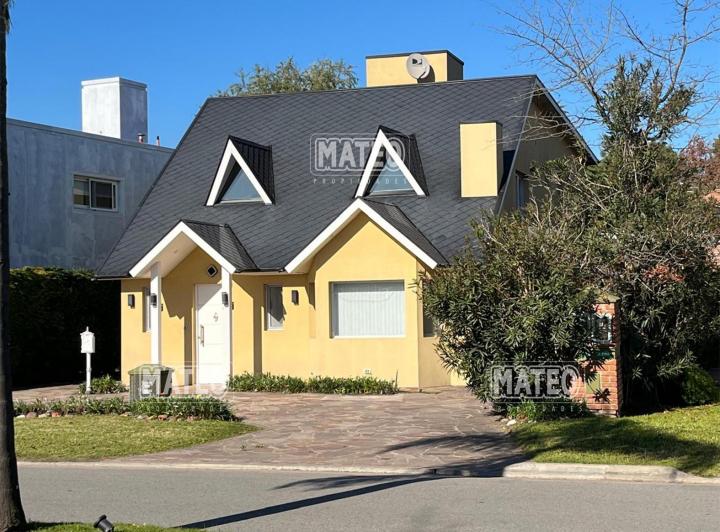 Casa · 1m² · 6 Ambientes · 1 Cochera