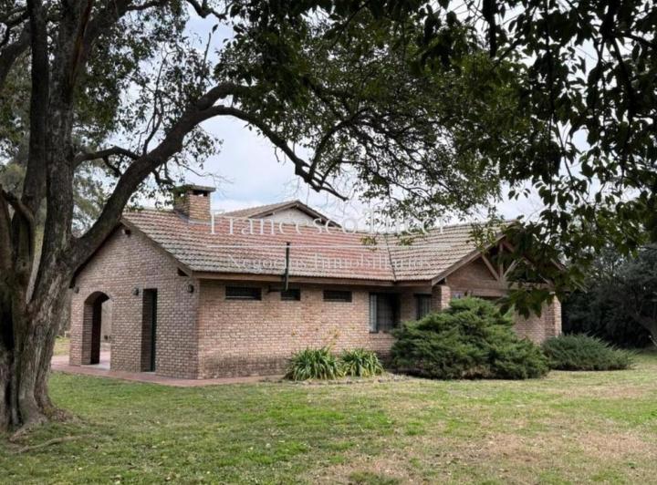 Casa · 300m² · 4 Ambientes · 2 Cocheras