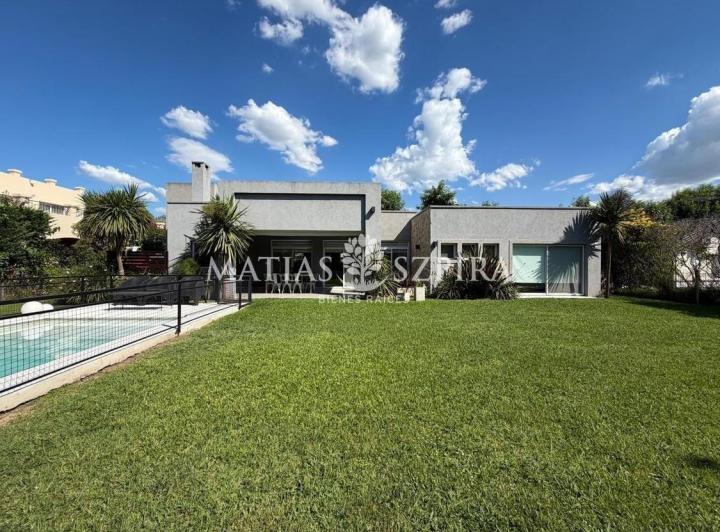 Casa · 203m² · 5 Ambientes · 2 Cocheras