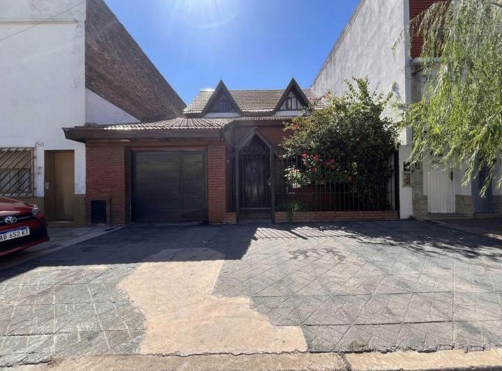 Casa · 240m² · 5 Ambientes · 2 Cocheras
