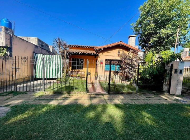 Casa · 300m² · 4 Ambientes · 3 Cocheras