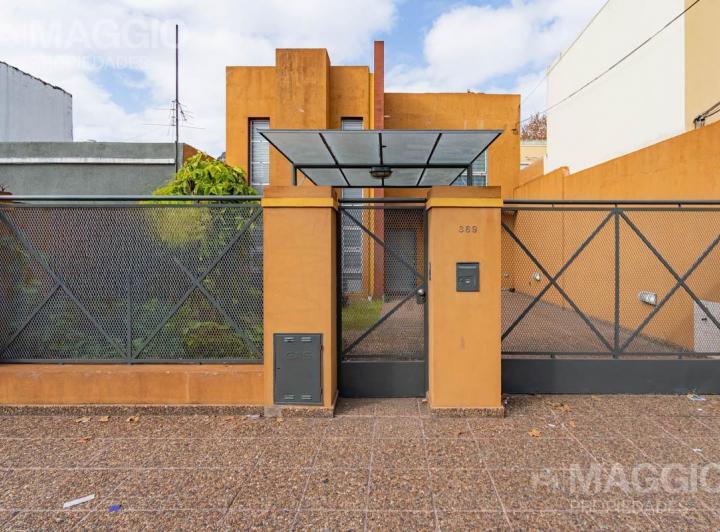 Casa · 235m² · 5 Ambientes · 1 Cochera