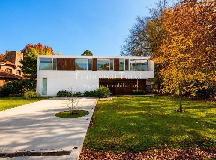 Casa · 185m² · 5 Ambientes · 4 Cocheras