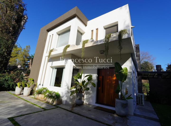 Casa · 230m² · 5 Ambientes · 1 Cochera