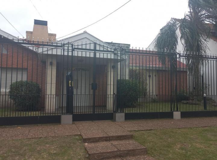 Casa · 318m² · 5 Ambientes · 2 Cocheras