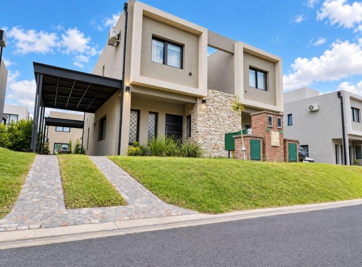Casa · 117m² · 3 Ambientes · 2 Cocheras