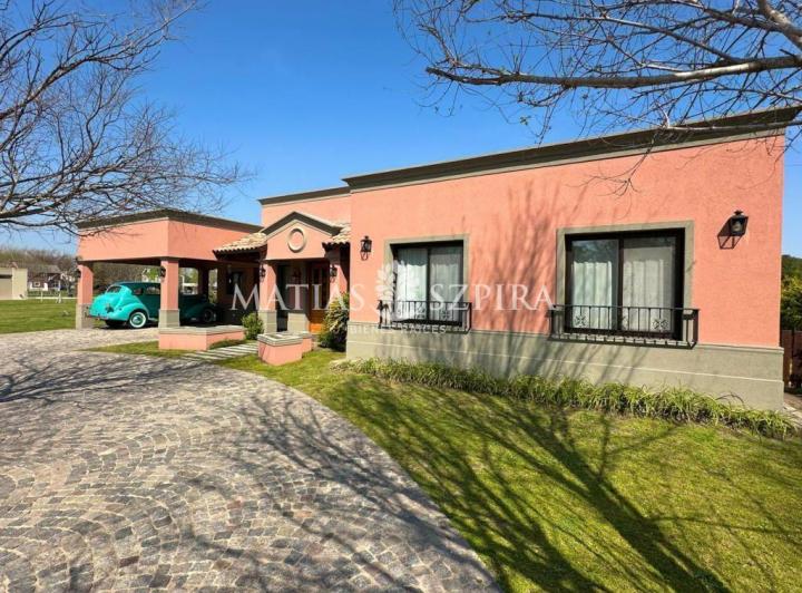 Casa · 251m² · 5 Ambientes · 2 Cocheras