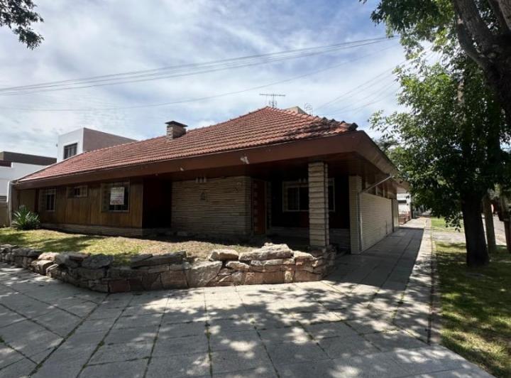 Casa · 220m² · 5 Ambientes · 1 Cochera