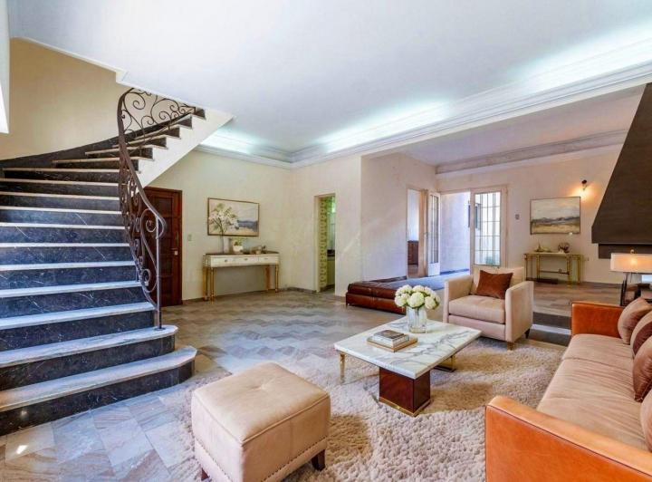 Casa · 220m² · 5 Ambientes · 2 Cocheras