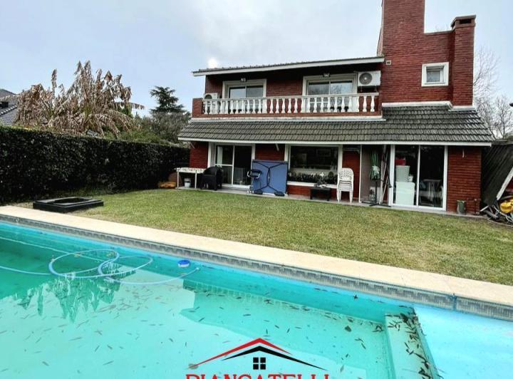 Casa · 390m² · 5 Ambientes · 2 Cocheras
