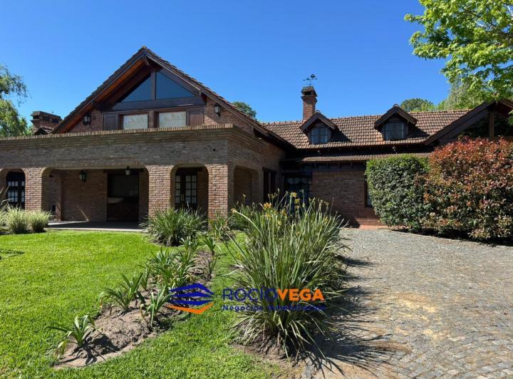 Casa · 450m² · 7 Ambientes · 2 Cocheras