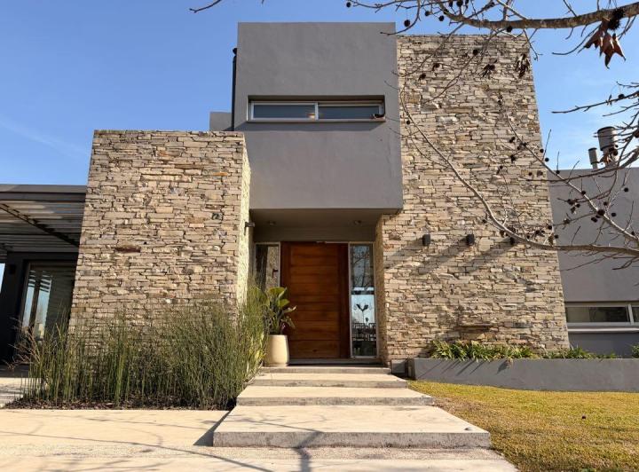 Casa · 180m² · 5 Ambientes · 2 Cocheras
