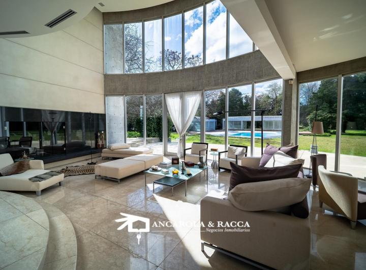 Casa · 803m² · 6 Dormitorios · 2 Cocheras
