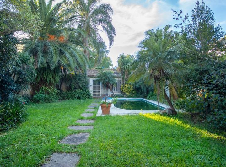 Casa · 300m² · 6 Ambientes · 2 Cocheras