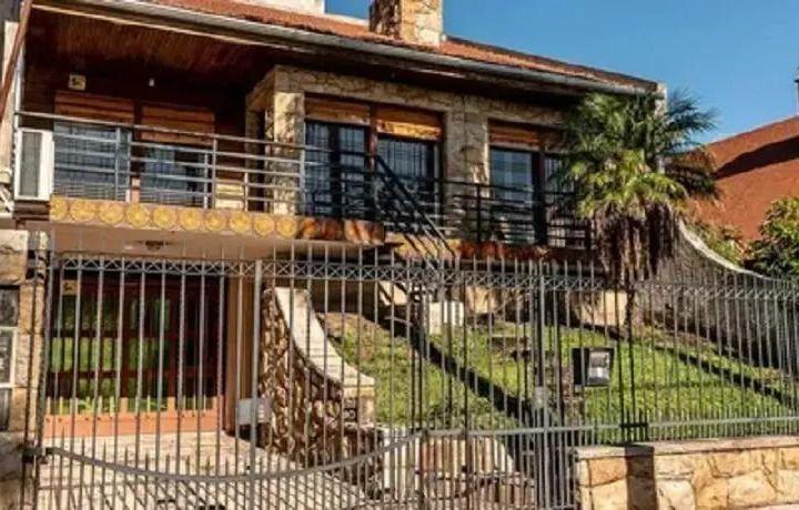 Casa · 230m² · 5 Ambientes · 5 Cocheras