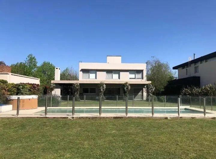 Casa · 248m² · 4 Ambientes · 4 Cocheras