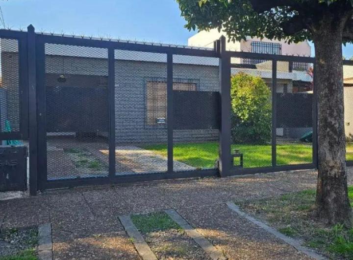 Casa · 100m² · 4 Ambientes · 2 Cocheras
