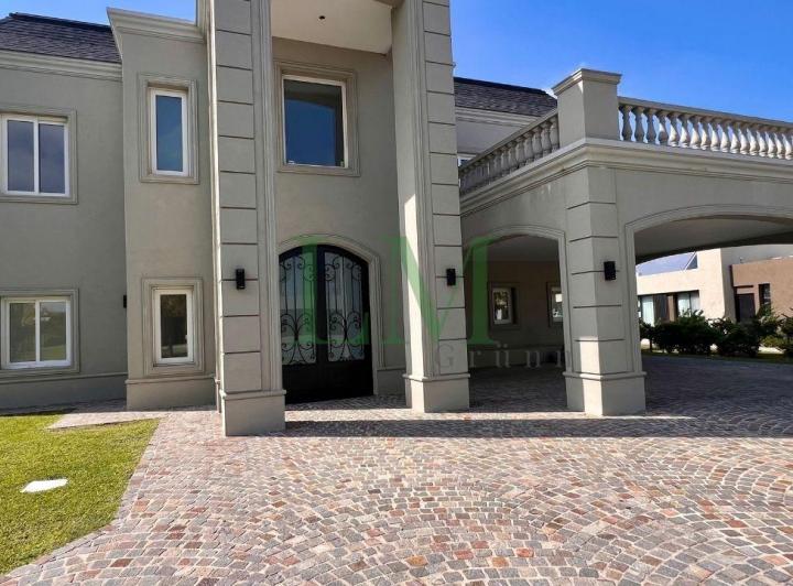 Casa · 420m² · 7 Ambientes · 2 Cocheras