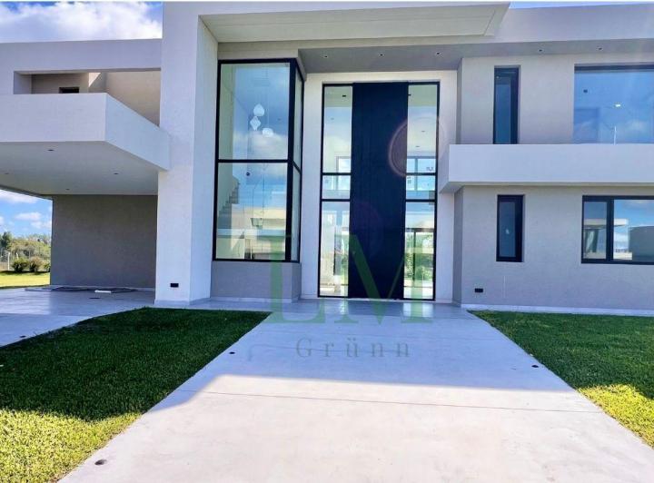 Casa · 386m² · 5 Ambientes · 2 Cocheras