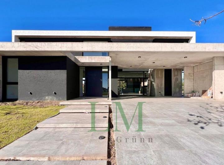 Casa · 312m² · 5 Ambientes · 2 Cocheras