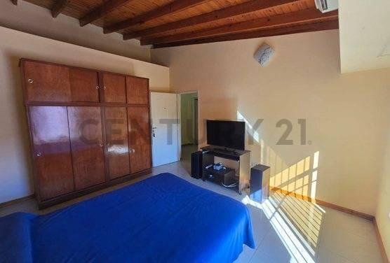 Casa · 253m² · 8 Ambientes · 2 Cocheras