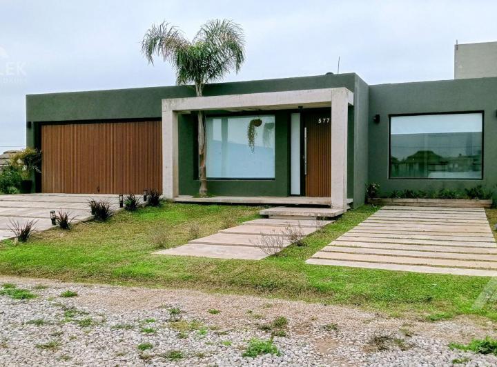 Casa · 600m² · 3 Ambientes · 2 Cocheras