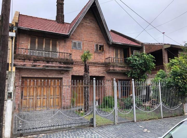 Casa · 250m² · 4 Ambientes · 3 Cocheras