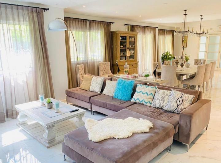 Casa · 950m² · 7 Ambientes · 4 Cocheras