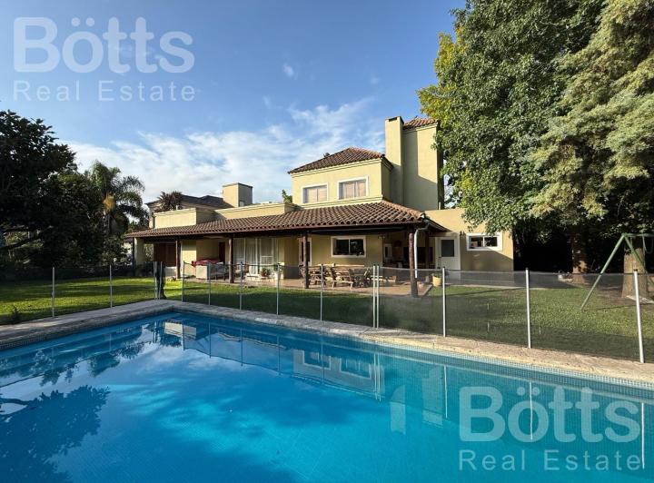 Casa · 223m² · 5 Ambientes · 3 Cocheras