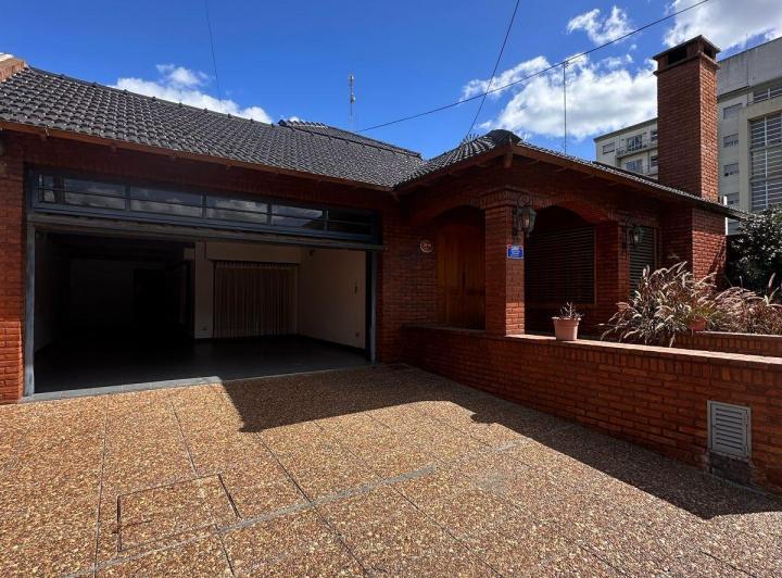 Casa · 345m² · 6 Ambientes · 4 Cocheras